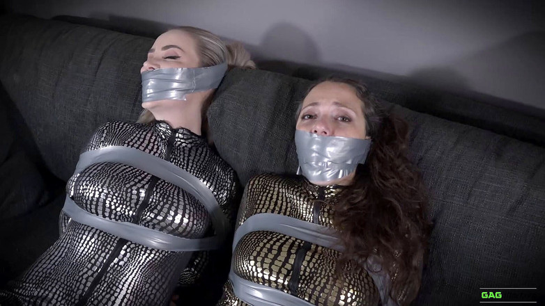 Gag Attack: Aubrey和julia - 紧身连衣裤被磁带束缚