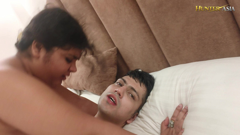 hunter Asia: 4 Am Morning Sex Is Best with Indian MILF