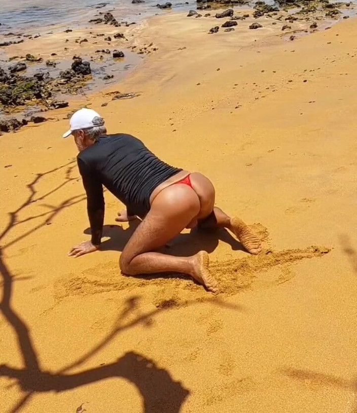 Ladysilvas: Ladysilva exhibe son cul sexy en culotte sur la plage