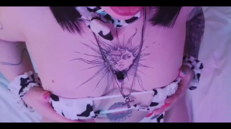 Peachgardens: Awek lembu comel bermain dengan dirinya pada pantat besar kamera -...