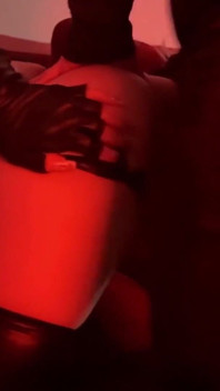 Bujná holčička Divinamaruuu se vzdává při své první BDSM seanci – úplné a nemilosrdné podřízení