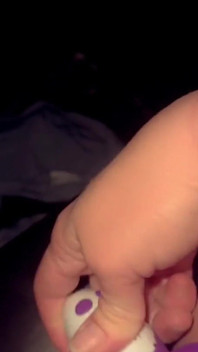 Solo vrouwelijke auto masturbatiesessie: eenzame en geile milf Kali Reign mist papa's lul in haar kletsnatte poesje