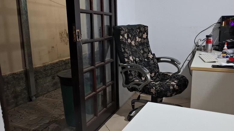 Gabi SweetCouplesStories: Masturbându-și conturul de pe masă cu ajutorul vecinului