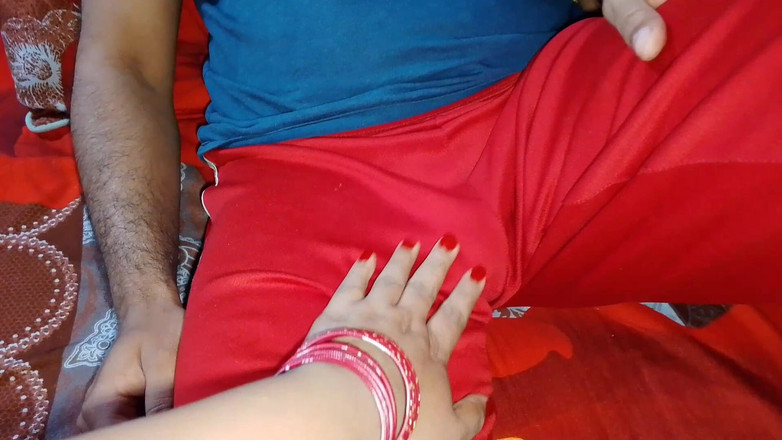 QueenbeautyQB: Дезі молода індійська бхабхі спокушає Девар, демонструючи свою сексуальну фігуру - в червоному сарі