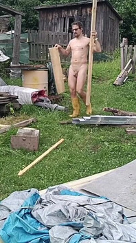 Nackt im Garten: schmutzige Verfolgung im Pool
