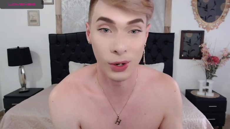 Doggy style1: Lingând o pulă de cauciuc ca o ladyboy