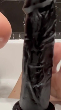 Piedi nella vasca da bagno e sega con dildo