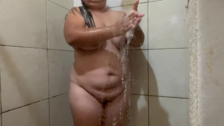 Stepmom_with_big_tits: एक बड़े शरीर की खुशी जो यह लड़की जो शॉवर लेती है और अपने स्तनों और बालों को दुलारती है