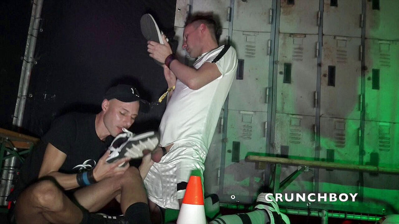 BERLIN BAREBACK CLUB: ジョーダンとサギとのロッカールームでのスニーカー支配
