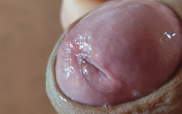 DaddyDoted: Une Fissure Profonde Dans Le Gland Produit Un Liquide Bouillonnant.