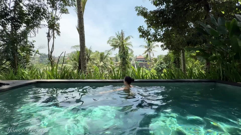 Princess Monica: Retas i See-thru klänning utomhus vid poolen, Strip