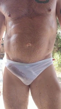 La Dave Semi w mokrej nylonowej bieliźnie