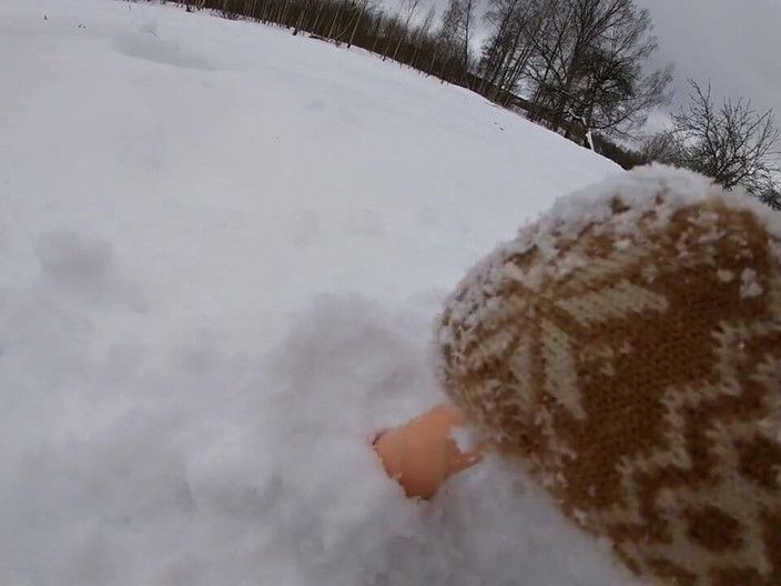 Hera Harding: Cold Handjob in the Alps