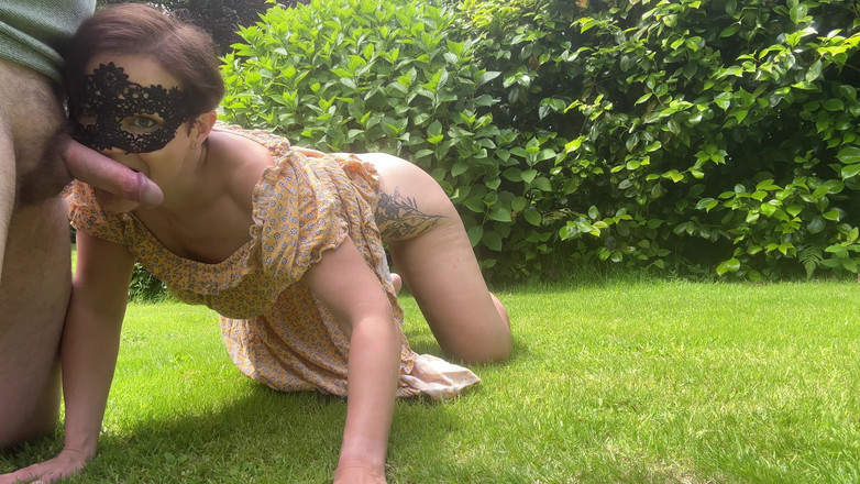 Queen-Lucy: Draußen lutschen