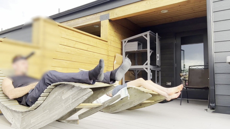 Bigmax8inch: Dickflash 屋顶冒险：第 1 部分小红发荡妇在我身上快速射精，而她的男朋友则在等待