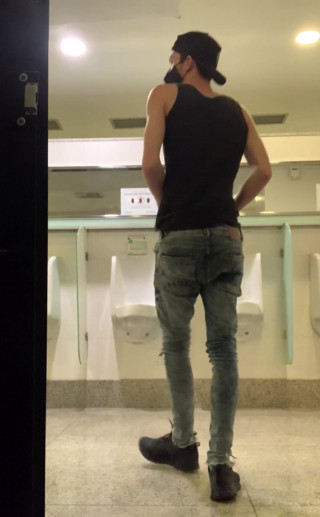 monstromineiro: Wank in public toilet