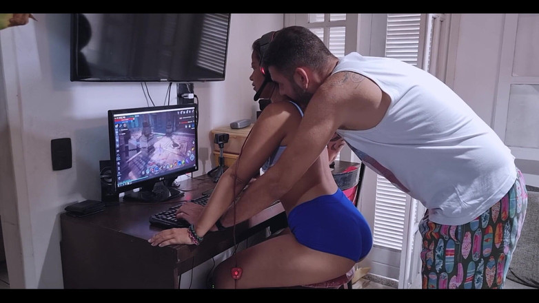 MarieChell: 我玩得分心了，他抓住了我！