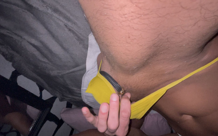 German Tangaboy: Pênis de calcinha se masturbando