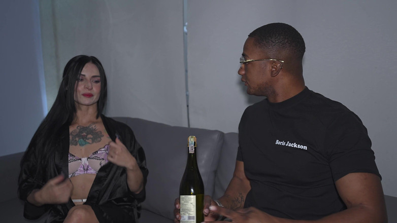 Danny White: Komşu Düğün Hediyesi Getiriyor Ve Sonunda Gelinin Bakire Götünü Büyük...