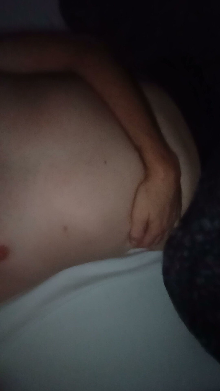 Hottieboy77: 腹痛の少年がお腹を撫でる