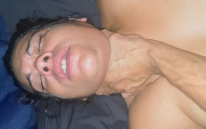 Nastboi: 真正的出轨熟女在两个洞里性交