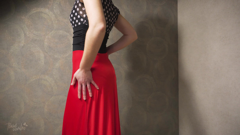 Teasecombo 4K: Heiße milf in engem kleid neckt sichtbare höschen-linie