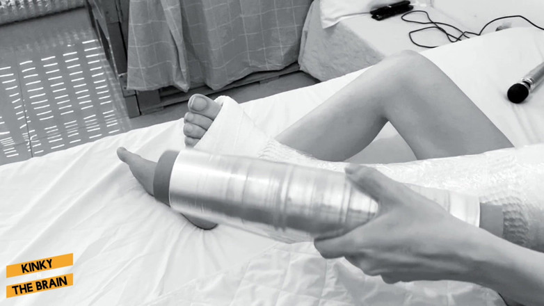 Kinky N the Brain: 断腿不应该阻止我的饥渴需求，对吧爸爸？