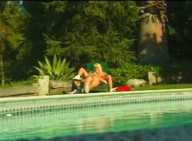 Lesbo Tube: Blonďaté lesbičky lízají kundičku a dildo u bazénu