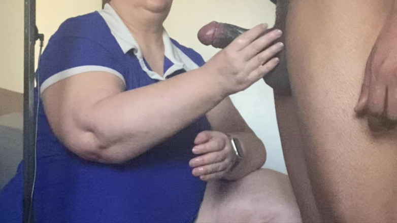 Daddykane: Poręczna GILF Ładnie Obsługuje Czarnego Kutasa W Ręku
