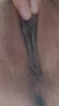Ich masturbiere während des unterrichts in der schule riskant unter meinem schreibtisch