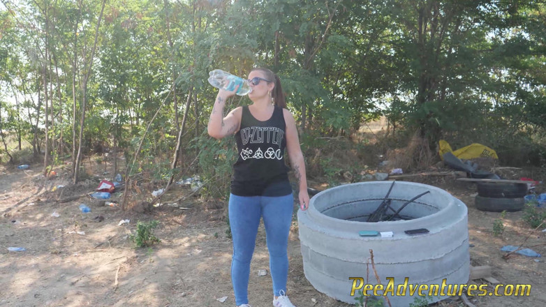 Pee Adventures: Pissing in her jeans while exercising outdoor