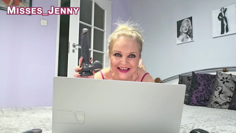 Misses_Jenny: ¿Eso es una broma? - la compargación de la polla pequeña