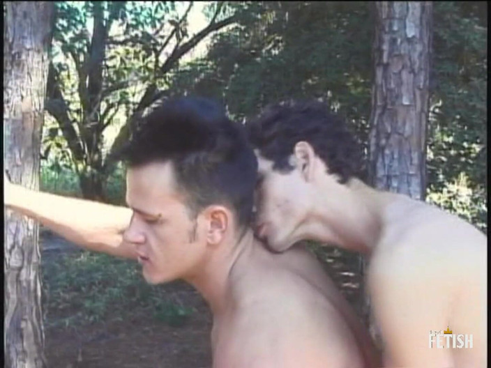 Gay Diaries: Homosexualul musculos este lins în cur și futut în pădure