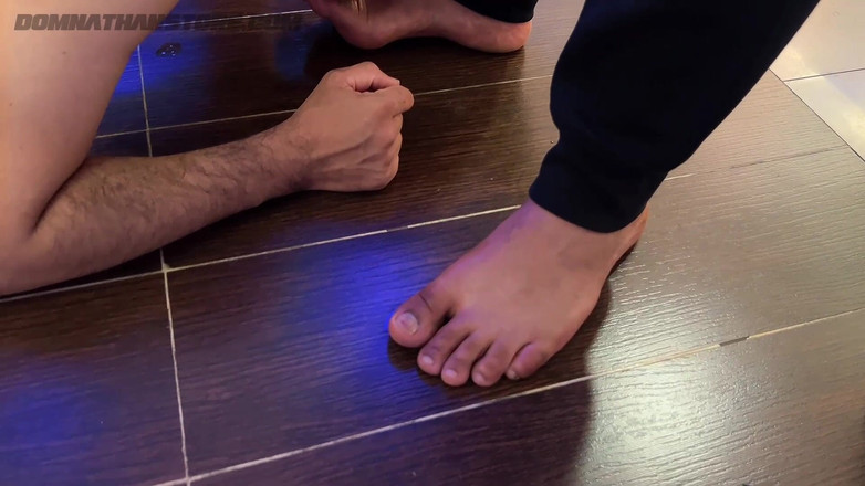 Smoker Master: Voetaanbidding onderdanige slaaf die vloeistoffen slikt