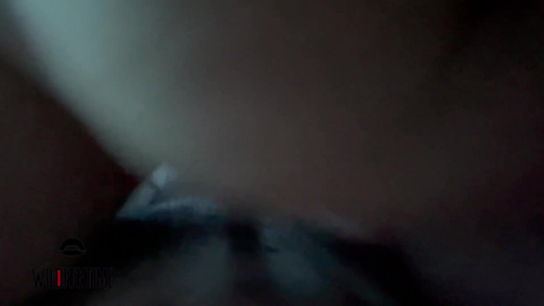 Wildfuntime: Oturma odasında porno izlemek harika sikişe yol açıyor