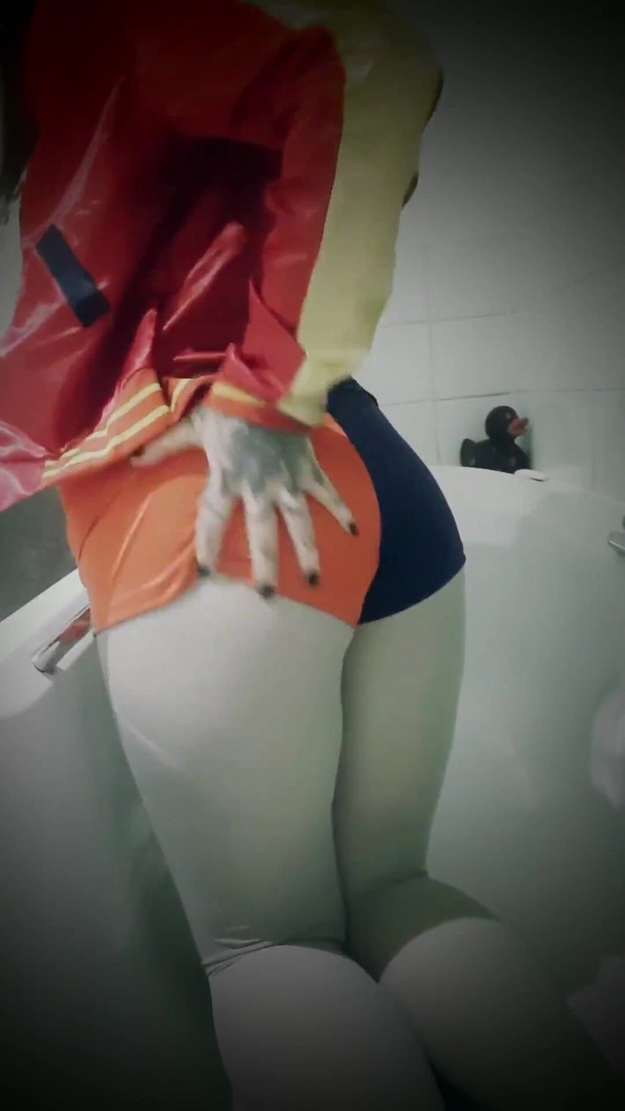 Yourfavecumslut: Harley Quinn fait pipi dans son bain