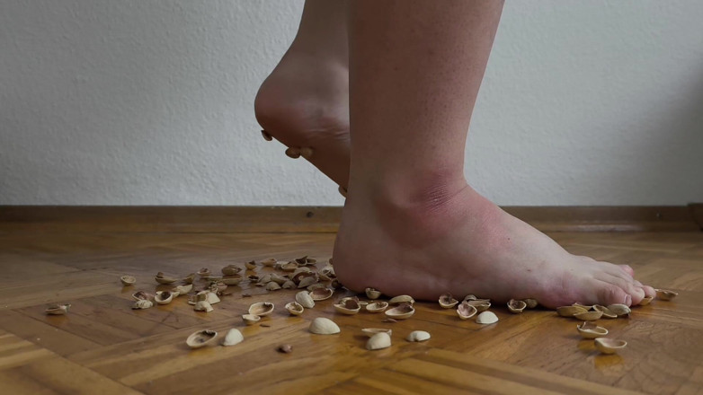 Your QueenXoXo: 130kg Woman Walking on Pistachio Shells - Crunching Sounds