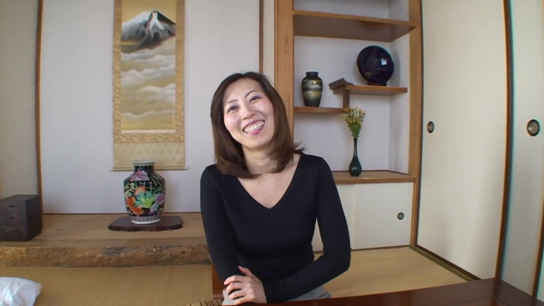 Asiatiques: 갈색 머리 아시아 밀프 스트립과 그녀가 있어 보여