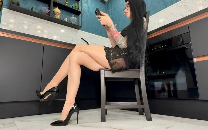 Julia domaina: Parmakla dokunan uzun bacaklar bronz 10 dan külotlu çorap ve siyah stiletto...