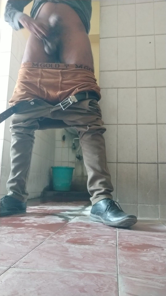 Tamil 10 inches BBC: लड़का बाथरूम में अपना बड़ा लंड चोद रहा है