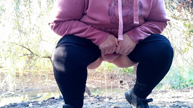 Elena: Curvy MILF in leggings pissing in the park