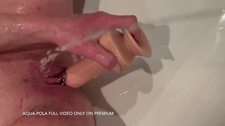 Aqua Pola: Prsatá amatérka masturbuje a holí si kundičku a chlap čůrá na...