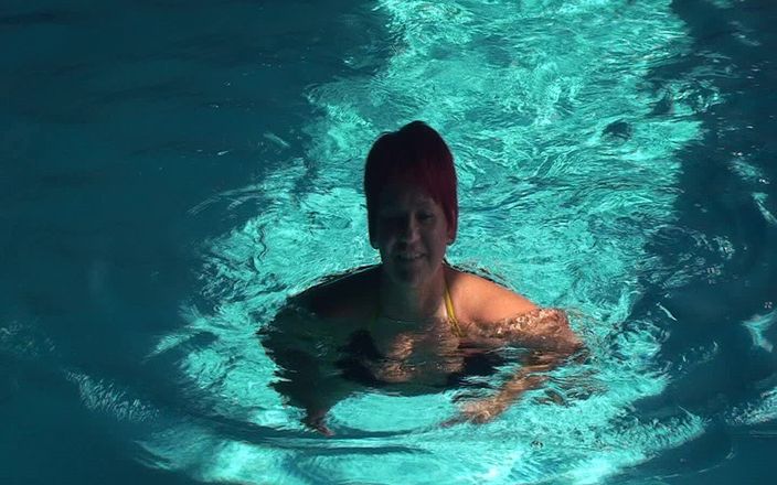 Anna Devot and Friends: Annadevot - Swimming in Bikini.