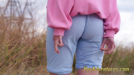 Pee Adventures: Cewek sange ini lagi asik joget pakaiannya sambil joging