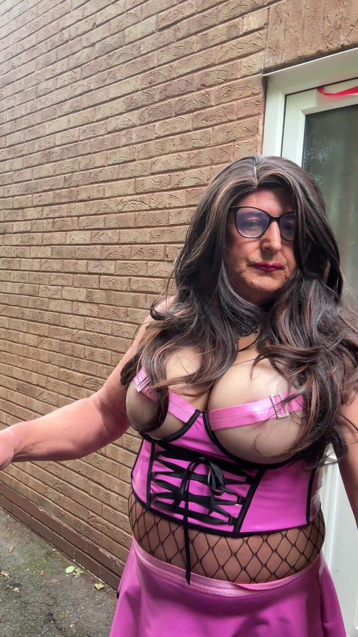 Kellycd2022: Sexy Crossdresser Kellycd2022 en traje de pvc rosa y medias...