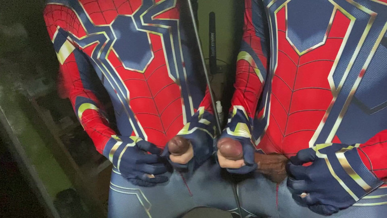 SinglePlayerBKK: Wichs in einem Spider-man-anzug.