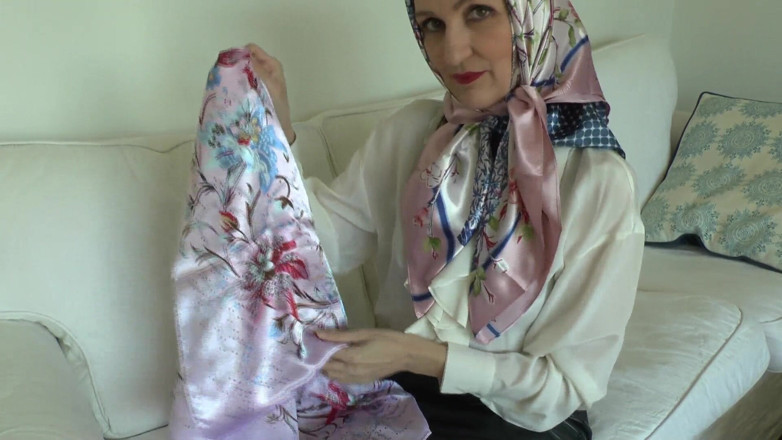 Lady Victoria Valente: Kekasih satin selendang dan pancut mani pada selendang satin berkilau,...