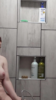 Lily의 관능적인 샤워 순간