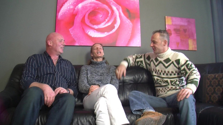 Deutscher Sex Report: Wanita miang menghisap dua zakar secara bergantian