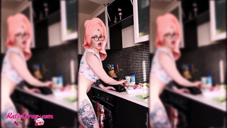 Katty Grray: Sexy girl naked prepares breakfast before work - soft erotica